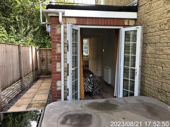 Single bedroom with private shower room Main Photo