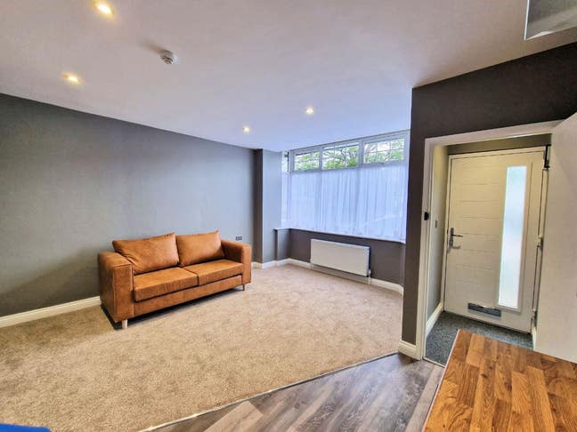 ** BRAND NEW 1 Bed Flat Near Northfield Train St Main Photo
