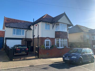 Large Double en-suite room,5 mins walkQA Hospital  Main Photo