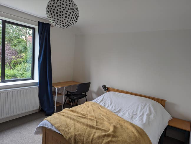 Large double in spacious house w large garden Main Photo
