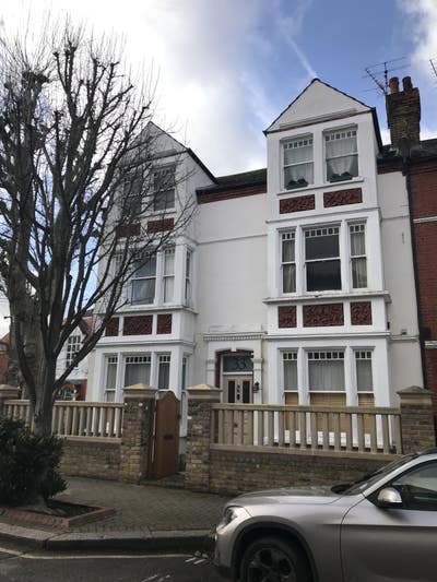 SW15 Brght, light 2 double bedroom top floor flat Main Photo
