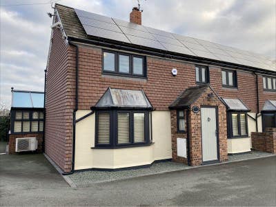 Large double room in shared house - weekday only Main Photo