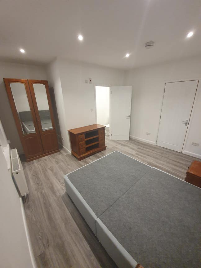 Ensuite Room to let  Main Photo
