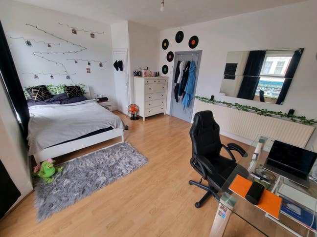 Big bright double bills included! Main Photo