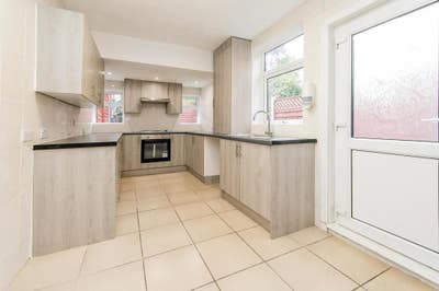 1 Single & 2 Double Rooms | Bills Included Main Photo