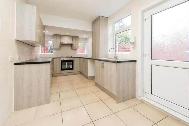 1 Single & 2 Double Rooms | Bills Included Main Photo
