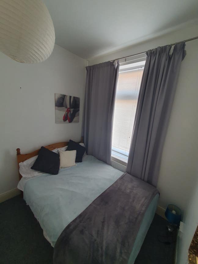 Spare room In clean comfortable apartment.  Female Main Photo