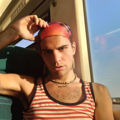 30 year old queer seeks a double room Main Photo