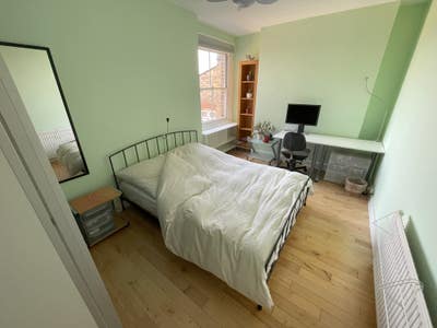 Large double bedroom in spacious 2-bed flat Main Photo