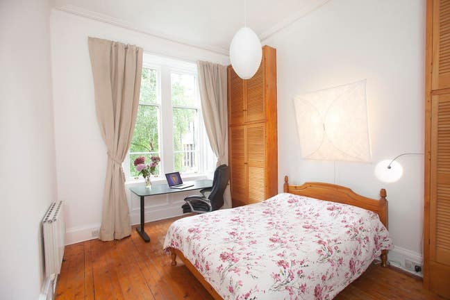 Large double room in spacious flat, in prime G12 Main Photo