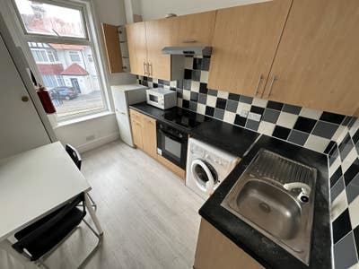 🏡 Spacious 4-Bedroom Flat - Whole Unit Main Photo