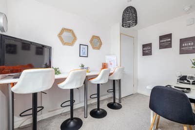 "Double Room in Camphill with off-Street Parking Main Photo