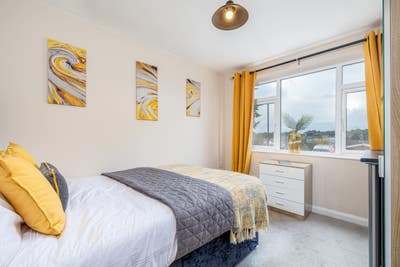"Double Room in Camphill with off-Street Parking Main Photo