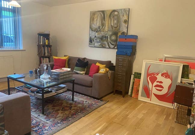 Double bedroom in a large 3 bed flat -No Couples Main Photo