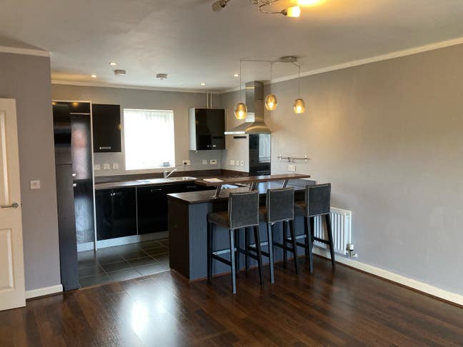 Double Room En-Suite in 2 Bed Flat Females Only Main Photo