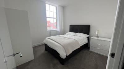 Double Room in 2 bed  flat (Female preferred) Main Photo