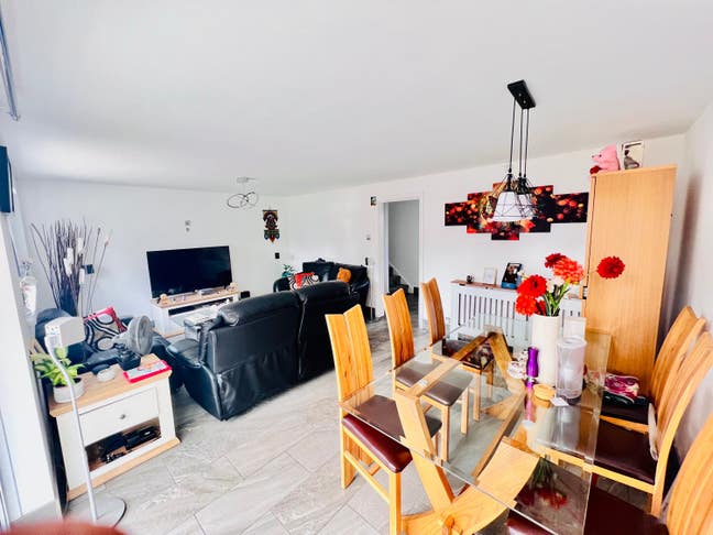 Double room available in beautiful house    Main Photo