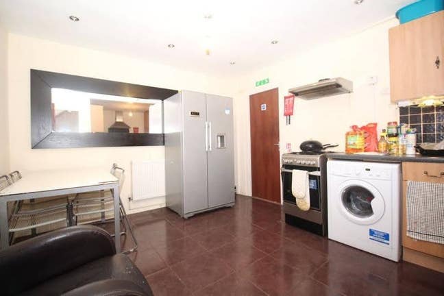 OneLarge Double Room to Rent In a Shared House. Main Photo