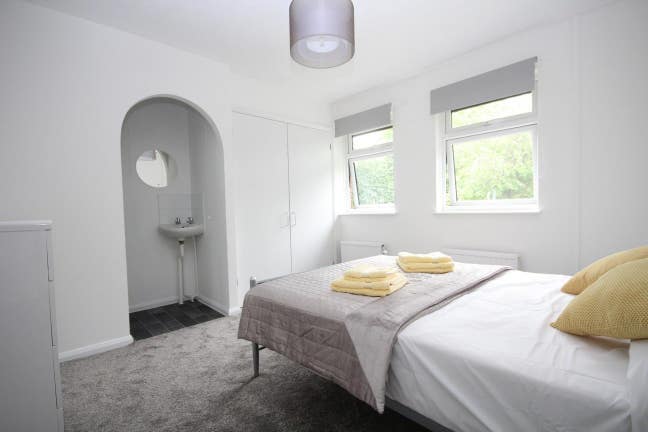 ** Great Double Half Ensuite- Pro House-Sth Ealing Main Photo