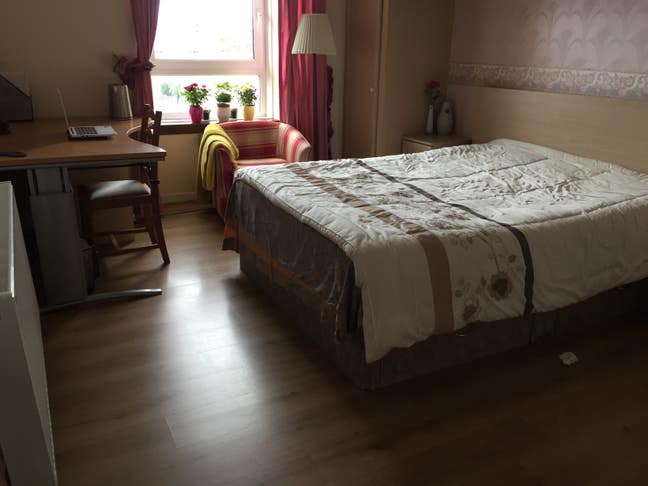 2 large rooms with private shower room for femails Main Photo