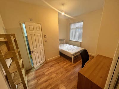 Ensuite rooms in six bedroom house share Main Photo