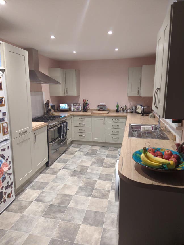 Spacious Furnished Double Bedroom Main Photo