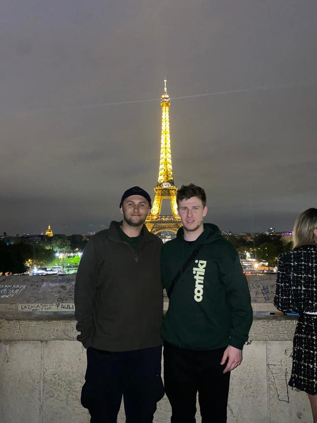 Two Professionals looking for flat Main Photo