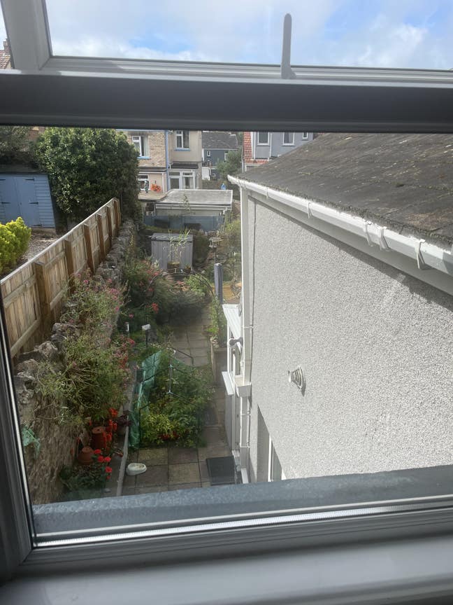  Short  term  room  to  let.  FEMALE preferred.
 Main Photo