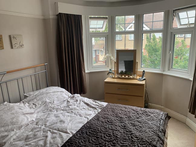 Large Super-King Room in North Harrow Main Photo