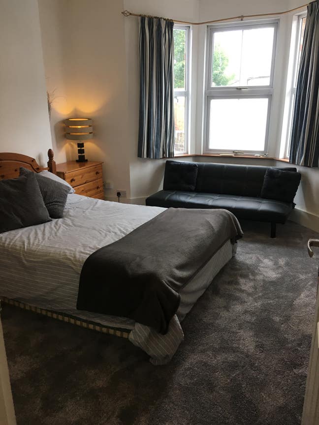 WINDSOR - Large 2 bed flat. Private garden & drive Main Photo