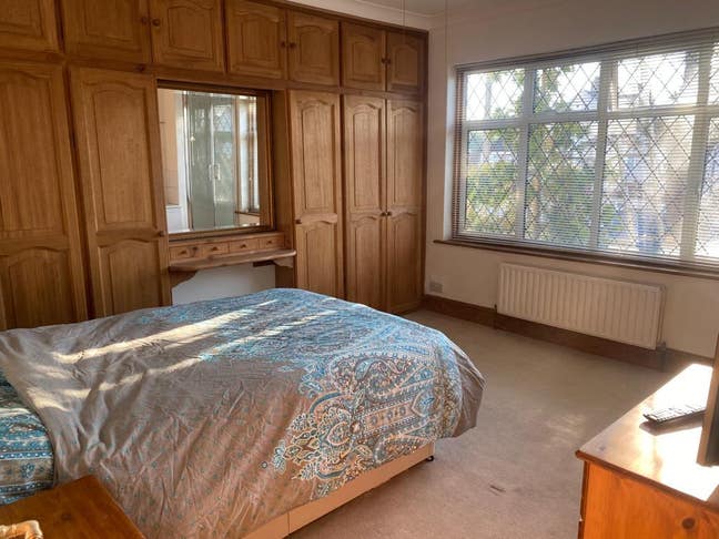 Large Airy room with own shower & vanity basin Main Photo