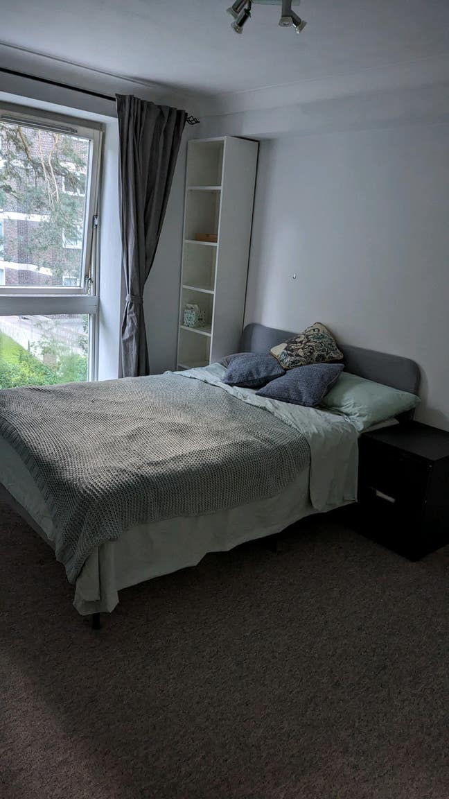 Double room in friendly 2 bed flat  Main Photo