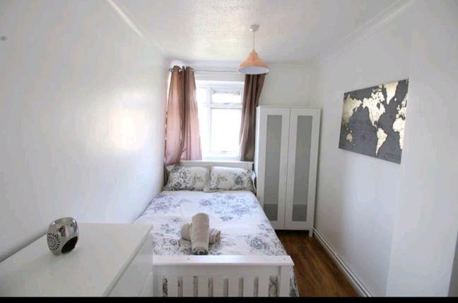 Nice Dbl Close To Stepney Grn Stn Bills Inc Main Photo