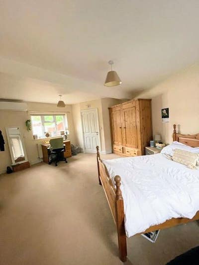 Large room near Mill Road for Professionals Main Photo