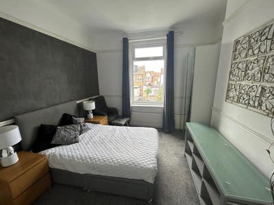 Beautiful double bedroom Main Photo