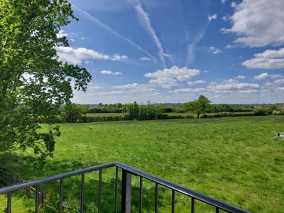 Studio/Annexe, just off Jct16/M4 - bills included Main Photo