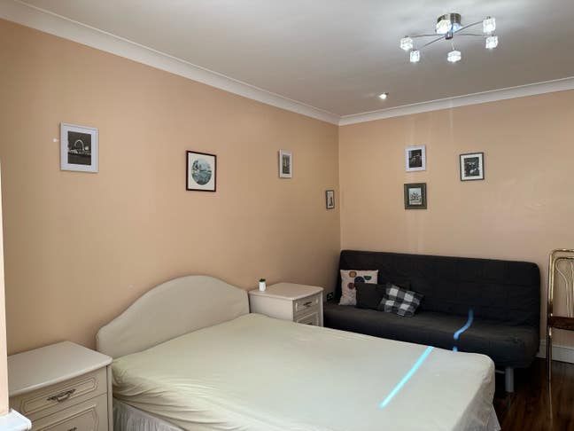 Spacious double room for one person in a house Main Photo
