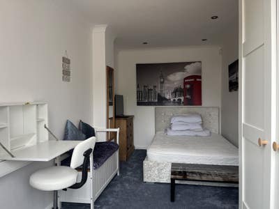 Gorgeous double room in family home Main Photo