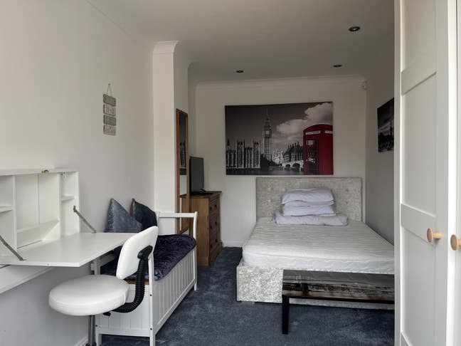 Gorgeous double room in family home Main Photo