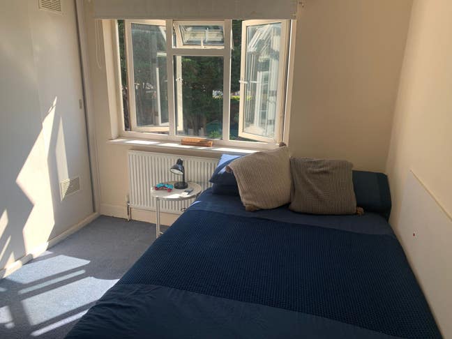 Sunny double room in semi-detatched house  Main Photo