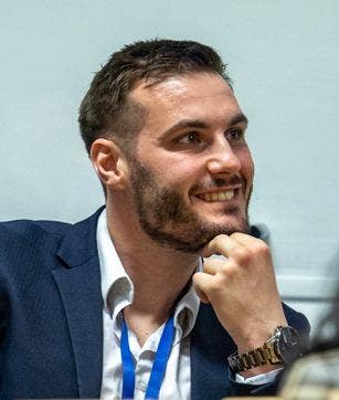 Professional Seeks Room in London Main Photo