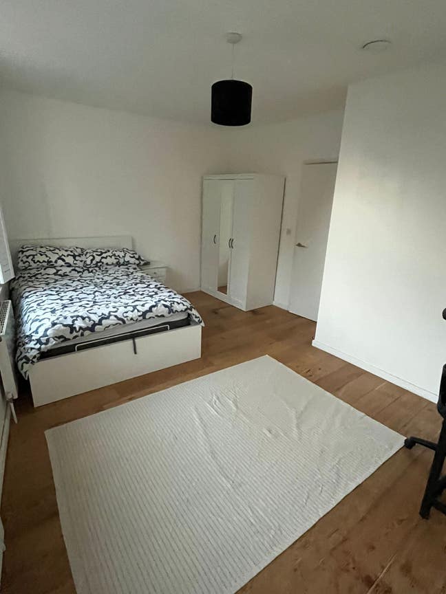 Mon-Fri Only - Large Double Bedroom with En-Suite Main Photo