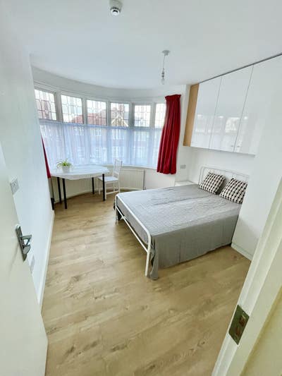 En-Suite Room | Furnished | Tube Access Main Photo
