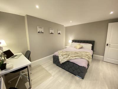 Gorgeous double in refurbed house Main Photo