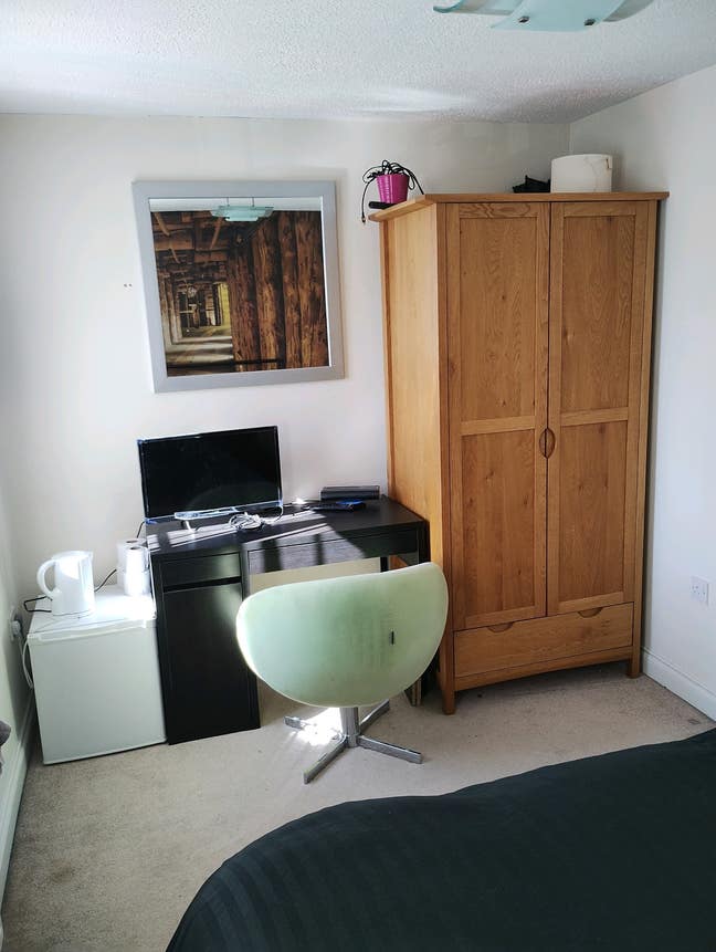 Near tameside hospital and local shops amenities Main Photo