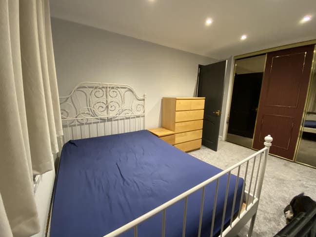 Double bedroom, free parking, next to station. Main Photo