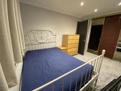 Double bedroom, free parking, next to station. Main Photo