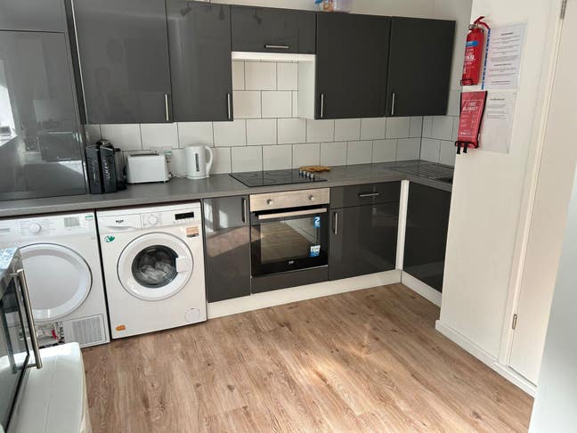 Double room with proffesionals close 2 town center Main Photo