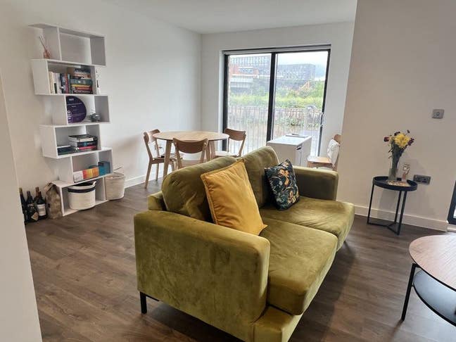 Modern ensuite close to the city centre Main Photo