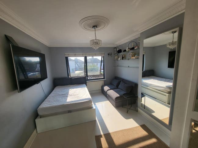 Room with Live-In Landlord Main Photo